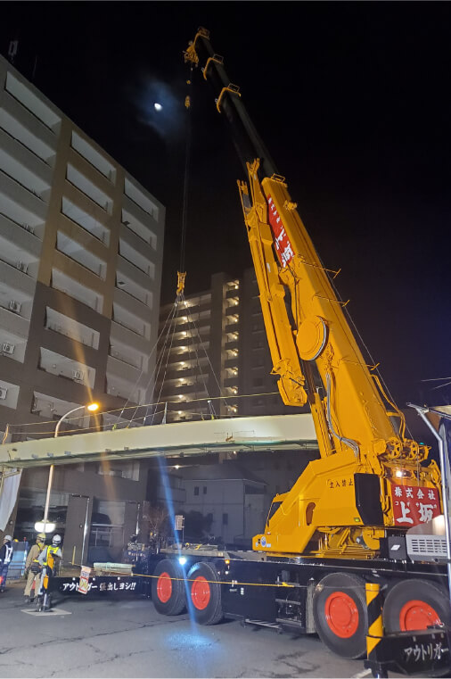 写真：歩道橋をクレーンで撤去している様子