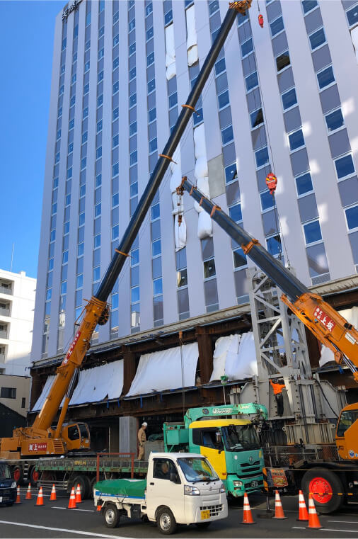 写真：ビルをクレーンで解体している様子