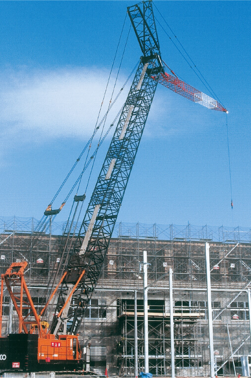 写真：クローラークレーンで鉄骨建方している様子