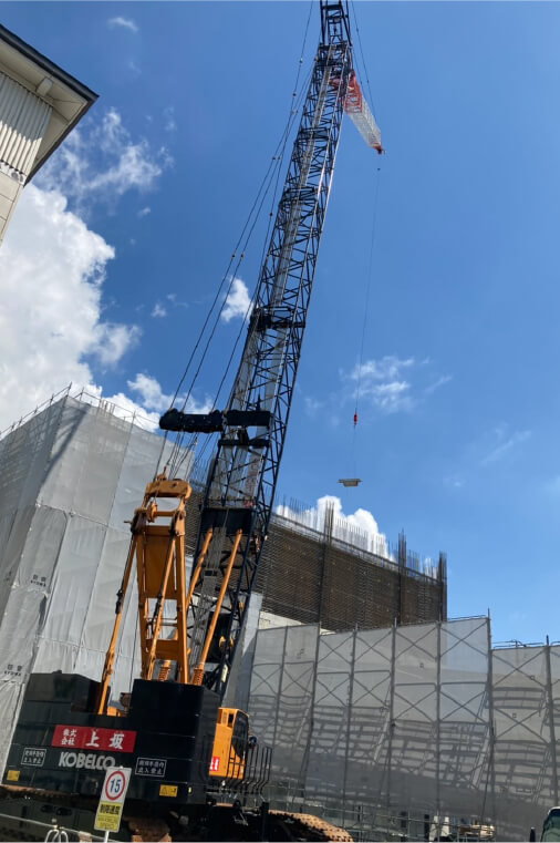 写真：クローラークレーンで鉄骨建方している様子