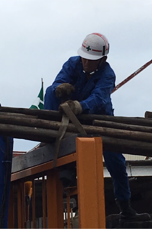 写真：社員が荷積みしている様子