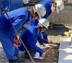 写真:社員が現地で状況を確認している様子