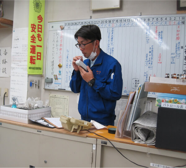 写真:新入社員がアルコールチェックしている様子